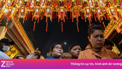 Pemandangan orang-orang mengunjungi kuil-kuil di Kota Ho Chi Minh untuk "memohon berkah" dan "mengucapkan terima kasih" hingga larut malam.
