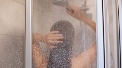 Waarom zou je na een vlucht geen warme douche nemen?
