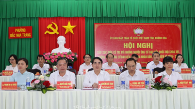De provinciale partijsecretaris Nghiêm Xuân Thành en kandidaten voor de Nationale Assemblee en de Provinciale Volksraad ontmoetten kiezers in de wijk Bắc Nha Trang.