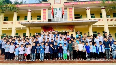 Hung Loi commune donated 250 shirts to disadvantaged students.