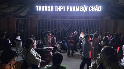 Parents in Hanoi lined up from 1 AM, creating their own lists to 'reserve' spots for their children in 10th grade.