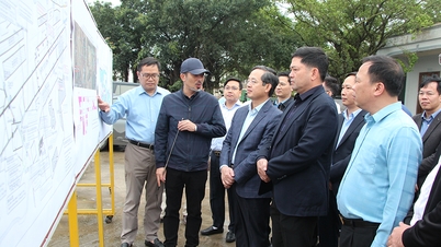 Provincial Party Secretary Nguyen Hong Thai inspects the progress of the Gia Binh International Airport project.