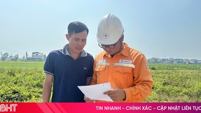 Perusahaan Listrik Ha Tinh memeriksa meteran listrik dan memastikan transparansi dalam tagihan listrik.