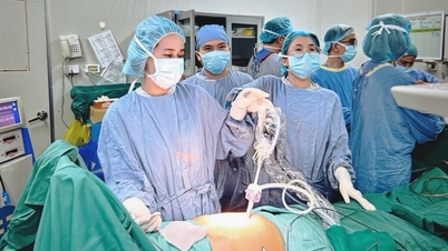 Seorang lelaki yang pergi berjumpa doktor kerana sakit perut yang berterusan mendapati dia menghidap dua jenis kanser pada masa yang sama.