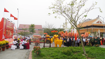 Ba Don Ward organiza o festival do templo da vila de Phan Long.