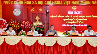 Para kandidat Majelis Nasional bertemu dengan para pemilih di komune Khanh Binh.