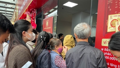 লোকেরা সোনা কেনার জন্য ঘন্টার পর ঘন্টা লাইনে দাঁড়িয়ে থাকে কারণ তারা বিশ্বাস করে 'যত বেশি লোক থাকবে, দাম তত বেশি হবে'।