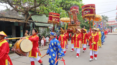 ពិធីបួងសួងនេសាទដ៏រស់រវើក និងការចេញដំណើរសម្រាប់រដូវនេសាទអាហារសមុទ្រ ធ្វើឡើងនៅក្នុងភូមិឆ្នេរសមុទ្រ Cảnh Dương។