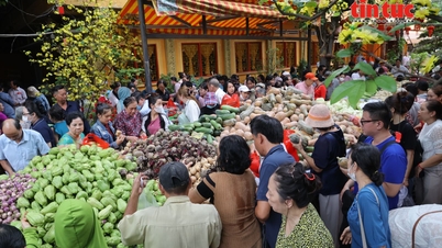 Menyebarkan cinta dari 'supermarket gratis' di Pagoda Chandarangsay