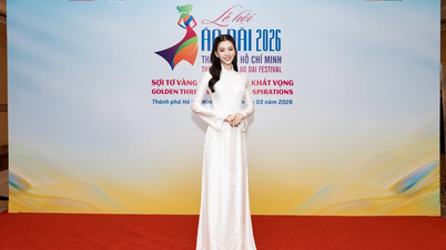 Ao Dai Tradisional: Aksesori penting yang membantu kecantikan Vietnam bersinar dengan percaya diri di dunia.