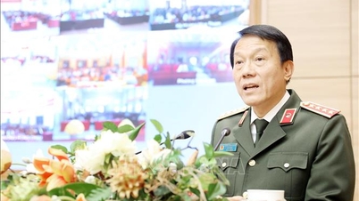 General Luong Tam Quang meets with voters in Hung Yen province.