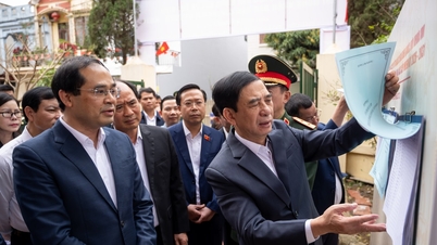 Politbyråmedlem og forsvarsminister Phan Van Giang fører tilsyn med og inspiserer valgarbeidet i Thai Nguyen.
