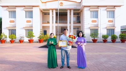 La commune de Tan Thanh félicite de manière inattendue la personne qui a sauvé la vie d'un garçon tombé dans une fosse septique.