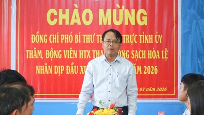 El subsecretario del Comité del Partido Provincial de Lam Dong, Dang Hong Sy, visita la Cooperativa de Frutas del Dragón Limpias de Hoa Le.