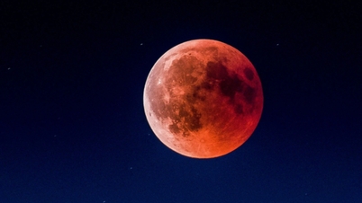 Aguardando para testemunhar o raro eclipse lunar total na noite do Festival das Lanternas.