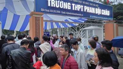 Foreldre i Hanoi sto i kø over natten for å sende inn søknader til 10. klasse: Skoler tvunget til å stanse driften og refundere registreringsavgifter.