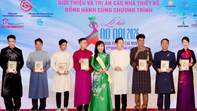 Tasarımcı Do Trinh Hoai Nam, Ao Dai Festivali'nde "Vietnam Brokar" koleksiyonunu tanıttı.
