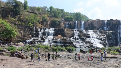 Lebih dari 2.800 wisatawan memadati Air Terjun Pongour pada hari bulan purnama di bulan lunar pertama.