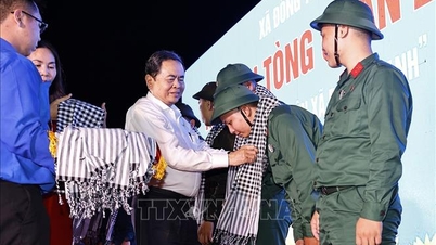 Ulusal Meclis Başkanı, Ho Chi Minh şehrindeki bir askeri eğitim kampının açılış törenine katıldı.