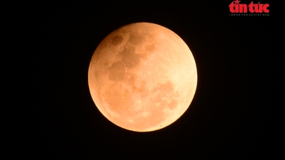Assistez au moment où la « lune de sang » colore le ciel d'un rouge éclatant au-dessus d'Hô Chi Minh-Ville.
