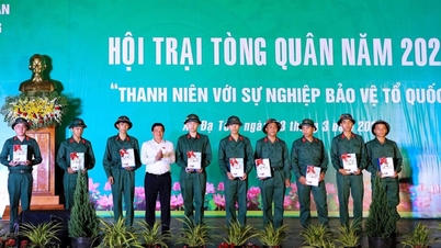 Lam Dong Provincial Party Secretary Y Thanh Ha Nie Kdam attends military training camp in Da Teh.