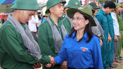Golongan muda di Bandar Raya Ho Chi Minh bersedia untuk menyertai tentera.