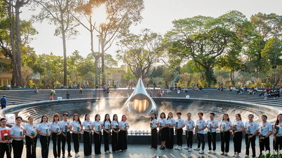 សិល្បករមកពីទីក្រុងហូជីមិញរំលឹកវិញ្ញាណក្ខន្ធជនរងគ្រោះដោយសារជំងឺកូវីដ-១៩ នៅឧទ្យានលីថាយតូលេខ ១។