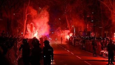 O ônibus do Atlético de Madrid foi destruído em meio às chamas; o Barcelona quase conseguiu um milagre.