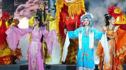 រាត្រីពិធីបុណ្យបង្ហោះគោមដ៏ស្រស់ស្អាត ដែលពោរពេញដោយពណ៌វប្បធម៌វៀតណាម និងចិន។