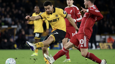 ليفربول يتعرض لهزيمة صادمة في الوقت بدل الضائع، وولفرهامبتون يهزم فريقاً كبيراً آخر.