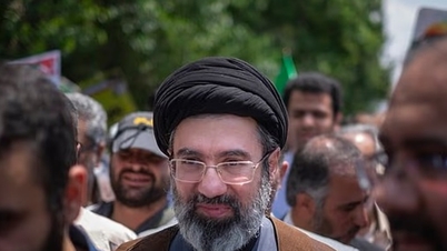 Notícias da televisão iraniana: Filho de Ali Khamenei escolhido como o novo Líder Supremo.
