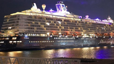 Di dalam superyacht yang terdampar di laut di tengah konflik Timur Tengah.