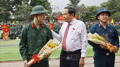Le président de l'Assemblée nationale a assisté à la cérémonie d'enrôlement militaire de 2026 à Hô Chi Minh-Ville.