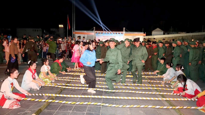 Activités traditionnelles autour d'un feu de camp et échanges culturels pour dire au revoir aux jeunes hommes qui rejoignent l'armée.