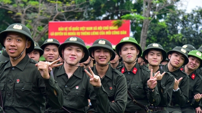 De voorzitter van de Nationale Vergadering, de secretaris van het stadscomité van de partij en andere leiders van Ho Chi Minh-stad namen afscheid van ruim 7.000 jonge mannen die vertrokken voor hun militaire dienst.