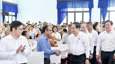 Der Vorsitzende der Nationalversammlung, Tran Thanh Man, trifft sich mit Wählern in Ho-Chi-Minh-Stadt.