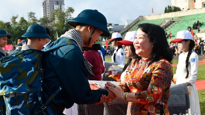 La secrétaire adjointe du comité provincial du parti, Cao Thi Hoa An, a assisté à la cérémonie d'enrôlement militaire dans le quartier de Tuy Hoa.