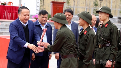 Le président du Comité populaire provincial, Phan Huy Ngoc, a assisté à la cérémonie d'enrôlement militaire au point d'enrôlement n° 04.
