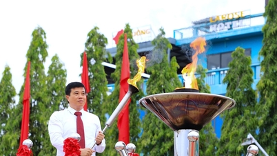 De leiders van de provincie Lam Dong staken de traditionele vlam aan en sloegen op trommels om de militaire dienstplichtceremonie officieel te openen.