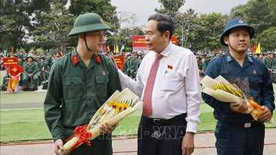 Przewodniczący Zgromadzenia Narodowego Tran Thanh Man bierze udział w ceremonii zaciągu do wojska w Ho Chi Minh City.