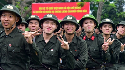 Le président de l'Assemblée nationale, le secrétaire du comité du Parti de la ville et d'autres dirigeants de Hô Chi Minh-Ville ont fait leurs adieux à plus de 9 000 jeunes hommes qui partent pour le service militaire.