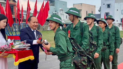 Deputy Secretary of the Provincial Party Committee Rah Lan Chung encouraged 571 young men to enlist in the army.