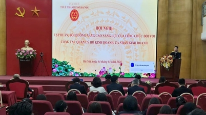 Setiap pegawai cukai di Hanoi bertindak sebagai komunikator dan penyokong untuk perniagaan isi rumah.
