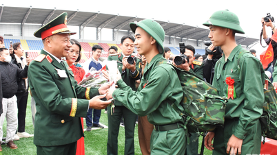 Le Quang Minh tábornok részt vesz a katonai besorozási ünnepségen Phu Tho-ban.