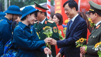 Hanois sekreterare och ordförande uppmuntrade ungdomar i Hanoi att ta värvning i armén.
