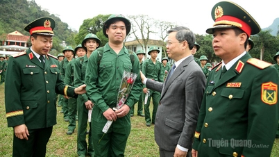 លោក ង្វៀន វ៉ាន់សឺន អនុលេខាគណៈកម្មាធិការបក្សខេត្ត និងជាប្រធានក្រុមប្រឹក្សាប្រជាជនខេត្ត បានចូលរួមក្នុងពិធីចូលបម្រើកងទ័ពឆ្នាំ២០២៦។
