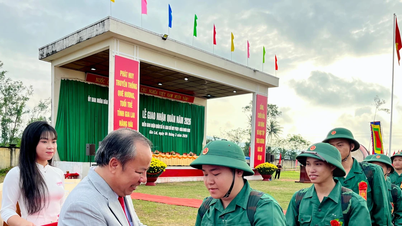 O vice-secretário do Comitê Provincial do Partido, Chau Ngoc Tuan, enfatizou a disposição dos jovens em se alistar no exército.