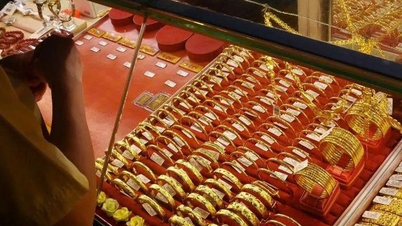 Gold prices plummet by 5 million VND per tael.