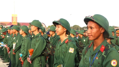 今朝、3月4日、ラムドン省から4,600人を超える若者が軍隊に入隊するために出発しました。