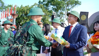 លោក យ យ៉ាង ហ្គ្រី នៀ ខ្នុង អនុលេខាគណៈកម្មាធិការបក្សខេត្ត បានចូលរួមពិធីចូលបម្រើកងទ័ពនៅឃុំអៀ ដ្រាង។